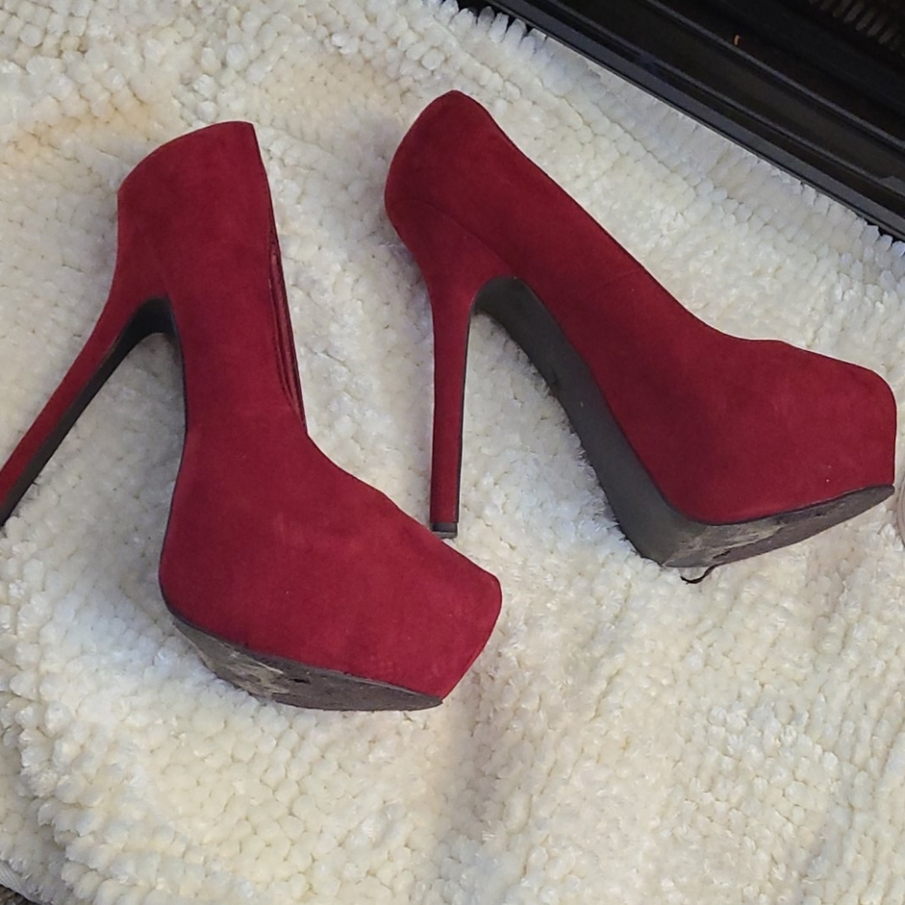 Red Shoe - Picture 4 of 4